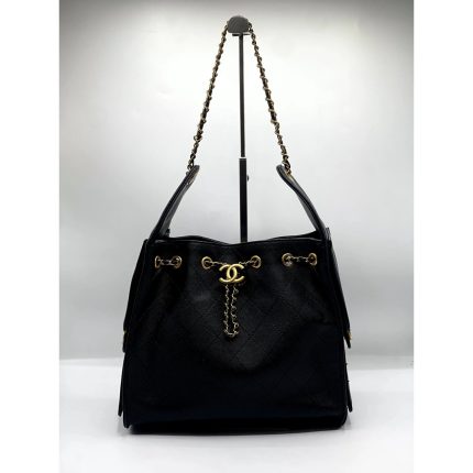 CHANEL 25 HOBO QUILTED BLACK HANDBAG.