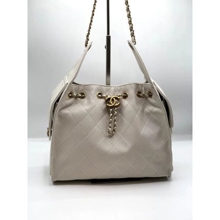 CHANEL 25 HOBO QUILTED WHITE HANDBAG.