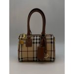 Signature Aesthetic: Showcases the world-renowned monogram pattern in a classic Brown and burgundy colorway. Luxury Hardware: Adorned with polished gold-toned eyelets and signature logo charms for instant brand recognition. premium presentation: your purchase is delivered with brand box and with brand dust bag for a complete luxury experience. structured silhouette: features a boxy duffel design with reinforced rounded handles for durability and style. exquisite detailing: finished with high-quality embroidery and precise stitching that highlights the brand’s artistry. Designed for both elegance and utility, this duffel-style handbag features sturdy rounded top handles for a graceful carry. The compact size ensures it remains a versatile choice for various occasions, while the vibrant color contrast provides a striking visual anchor.