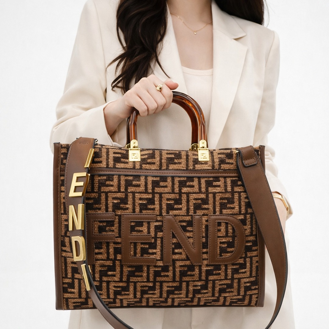FENDI ROMA BROWN MEDIUM TOTE HANDBAG.