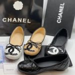 CHANEL WHTE QUILTED INTERLOCKING CC BALLET FLATS.