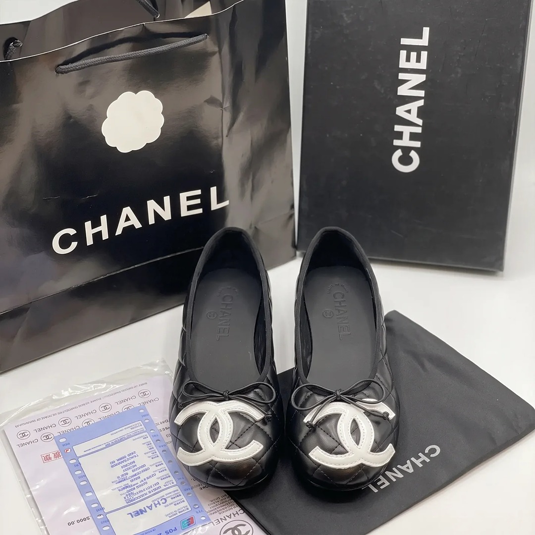 CHANEL WHTIE BLACK QUILTED INTERLOCKING CC BALLET FLATS.