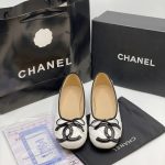 CHANEL WHTE QUILTED INTERLOCKING CC BALLET FLATS.