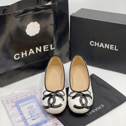 CHANEL WHTE QUILTED INTERLOCKING CC BALLET FLATS.