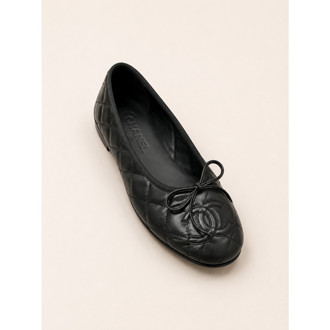 CHANEL WHTE QUILTED ALL BLACK INTERLOCKING CC BALLET FLATS.