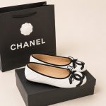 CHANEL WHTE QUILTED INTERLOCKING CC BALLET FLATS.