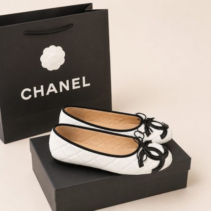 CHANEL WHTE QUILTED INTERLOCKING CC BALLET FLATS.