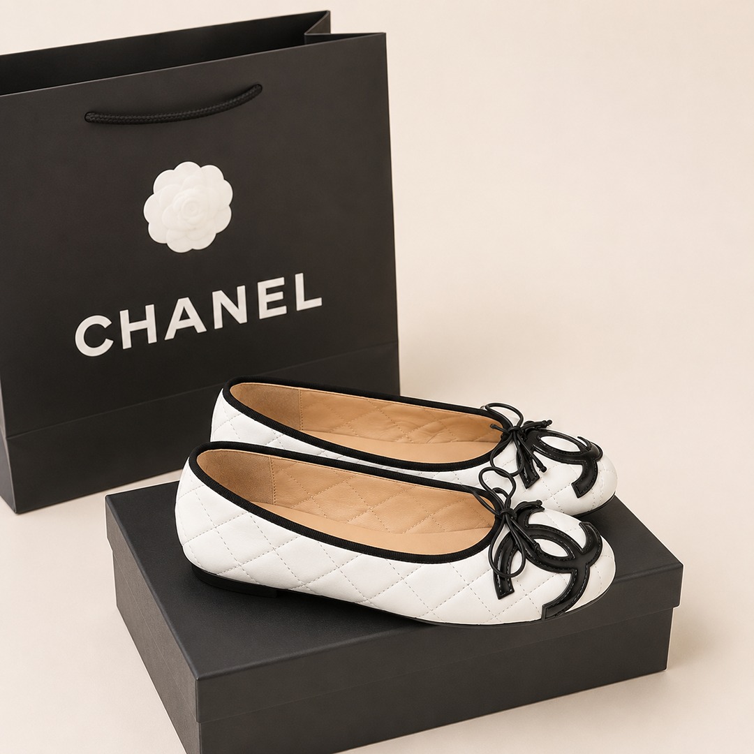 CHANEL WHTE QUILTED INTERLOCKING CC BALLET FLATS.