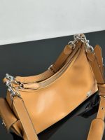 Coach Pocket Juliet Beige Bag. - Image 8