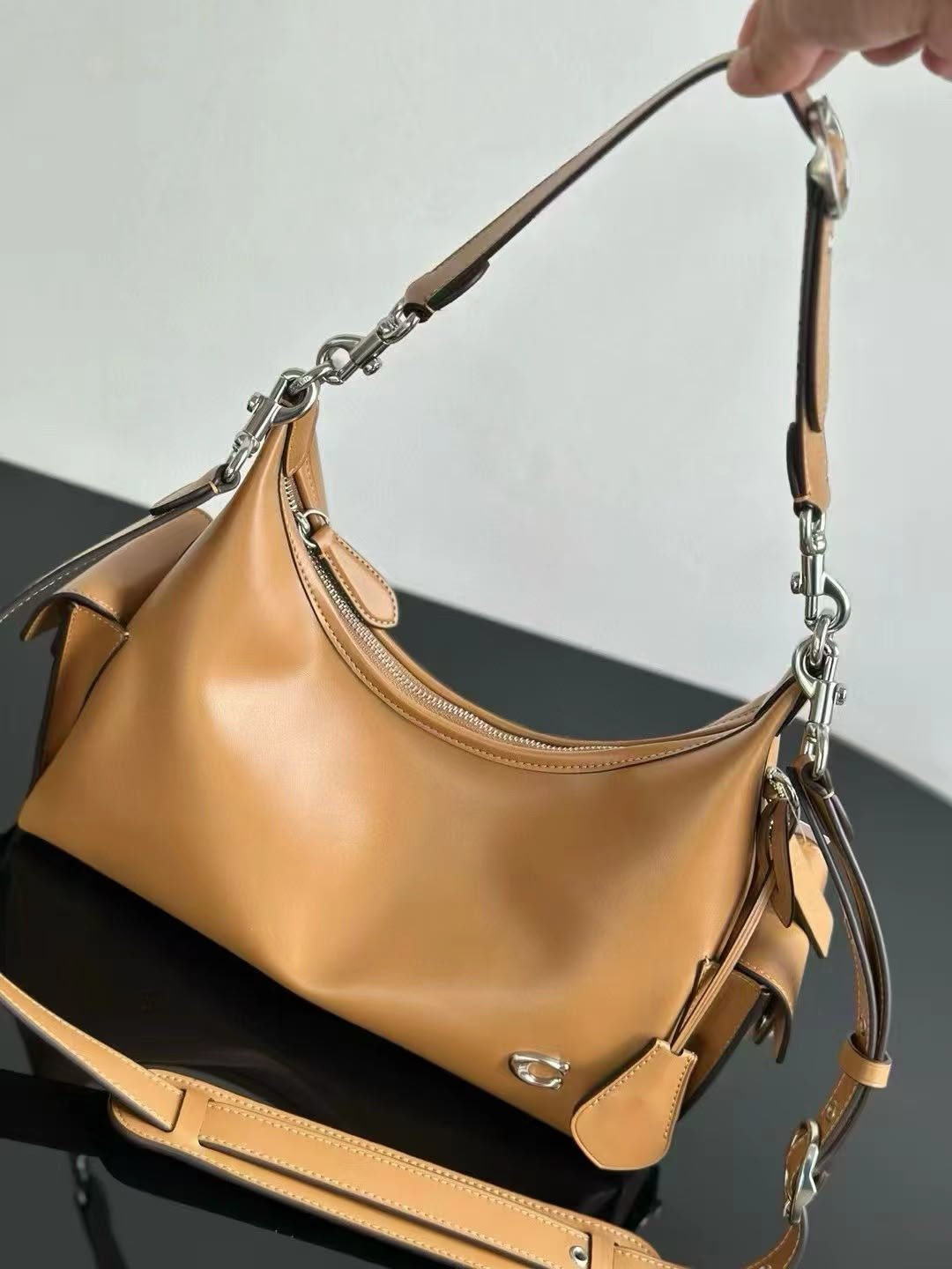 2026/10/1000777751.jpg Coach Pocket Juliet Beige Bag. - Image 1