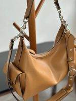 Coach Pocket Juliet Beige Bag. - Image 6